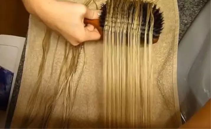 Shignon fra naturligt hår (38 billeder): Oversigt over den overhead hale og kort hår tilon. Hvordan man plejer ham hjemme og hvordan man laver en frisure? 16713_28