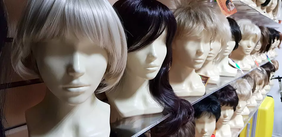 Wigs (27 foto): ụdị nwanyị dị iche iche maka ogologo ntutu na mkpụmkpụ mkpụmkpụ. Isi nke Kara, Afro na Bangs. Etu esi ahọrọ, yi ma na-elekọta? 16715_23