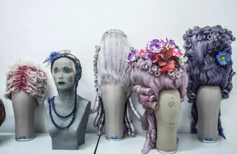 Wigs (67 ဓာတ်ပုံများ) - ဘောင်းဘီတိုတိုနှင့်ဆံပင်ပုံစံများအတွက်အမျိုးသမီးမော်ဒယ်များ။ ကာရာ, Afro နှင့် Bang တို့၏ခြုံငုံသုံးသပ်ချက်။ ဘယ်လိုရွေးချယ်ရမလဲ, 0 တ်ဆင်စောင့်ရှောက်ခြင်း, 16715_32