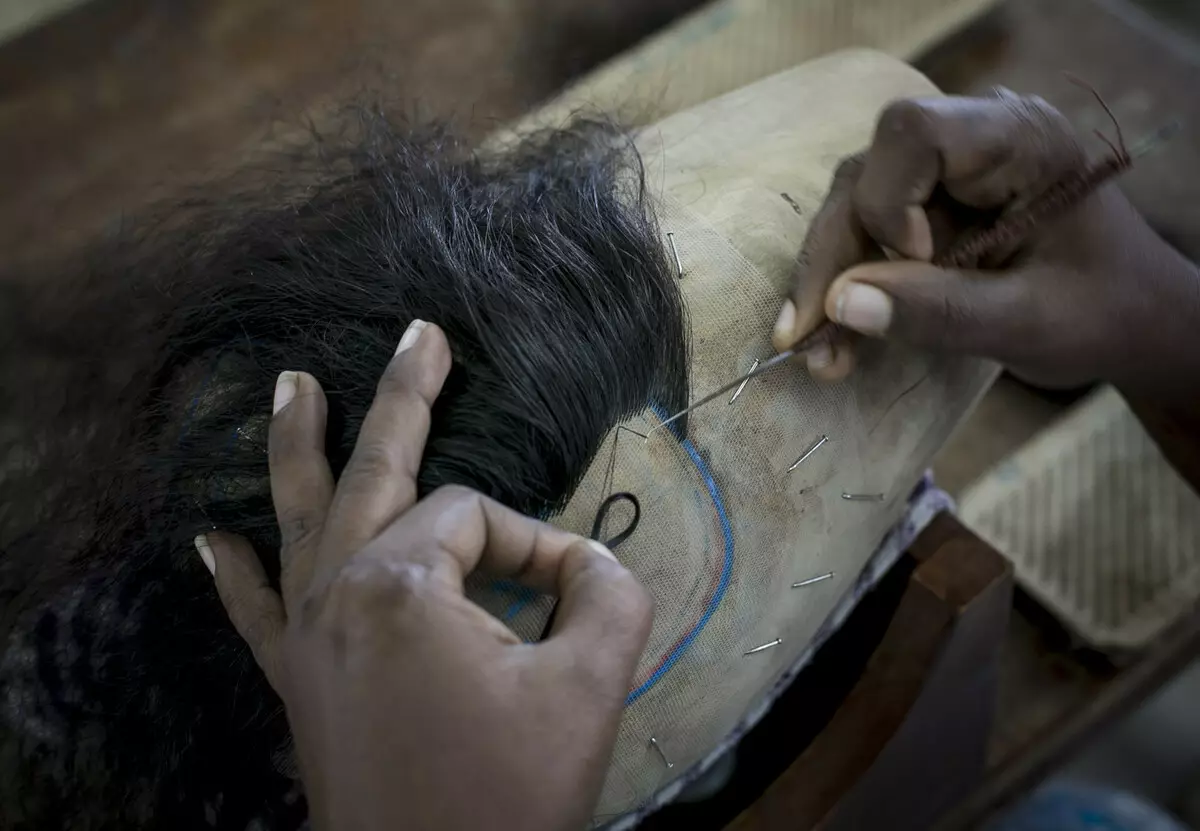 Perrucas (67 fotos): Modelos femininos para cabelos longos e curtos. Descrición xeral de Kara, Afro e Bangs. Como elixir, usar e coidar? 16715_39