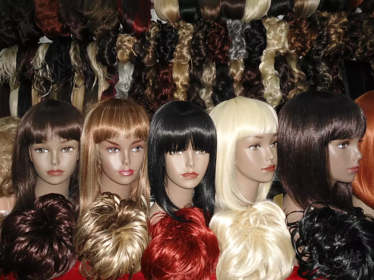 Wigs (27 foto): ụdị nwanyị dị iche iche maka ogologo ntutu na mkpụmkpụ mkpụmkpụ. Isi nke Kara, Afro na Bangs. Etu esi ahọrọ, yi ma na-elekọta? 16715_40