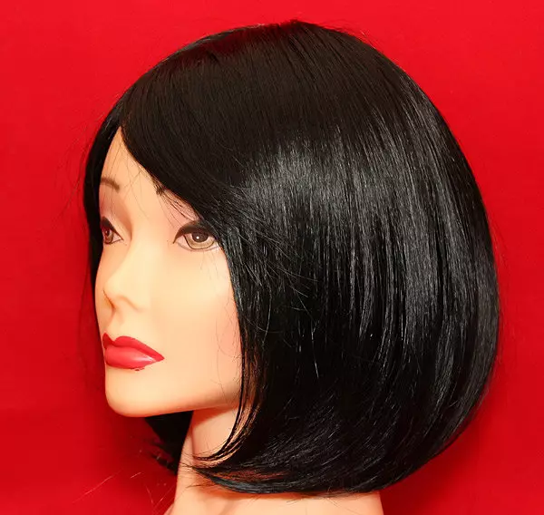 Wigs (67 ဓာတ်ပုံများ) - ဘောင်းဘီတိုတိုနှင့်ဆံပင်ပုံစံများအတွက်အမျိုးသမီးမော်ဒယ်များ။ ကာရာ, Afro နှင့် Bang တို့၏ခြုံငုံသုံးသပ်ချက်။ ဘယ်လိုရွေးချယ်ရမလဲ, 0 တ်ဆင်စောင့်ရှောက်ခြင်း, 16715_43