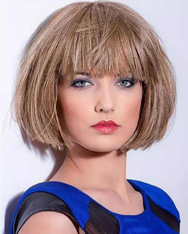 Wigs (27 foto): ụdị nwanyị dị iche iche maka ogologo ntutu na mkpụmkpụ mkpụmkpụ. Isi nke Kara, Afro na Bangs. Etu esi ahọrọ, yi ma na-elekọta? 16715_51