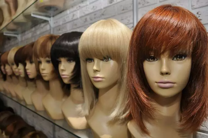 Перики (67 фотографии): женски модели за долга и кратка коса. Преглед на Кара, Афро и Бендис. Како да изберете, Носете и се грижите? 16715_53