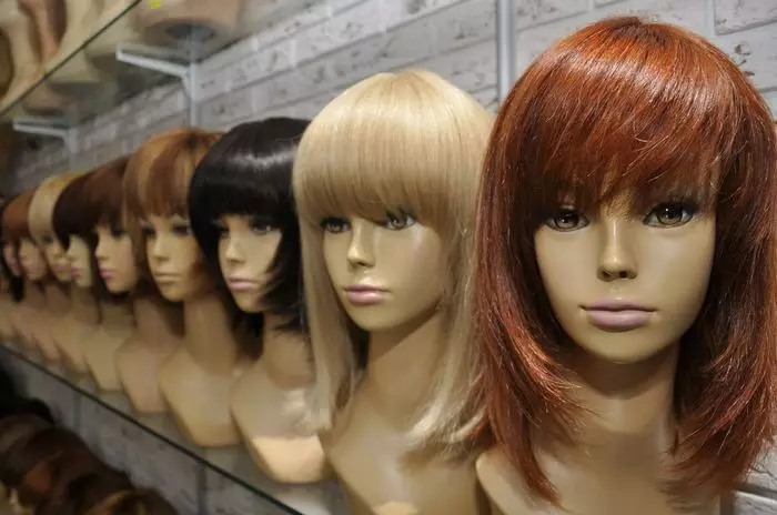 Wigs (27 foto): ụdị nwanyị dị iche iche maka ogologo ntutu na mkpụmkpụ mkpụmkpụ. Isi nke Kara, Afro na Bangs. Etu esi ahọrọ, yi ma na-elekọta? 16715_53