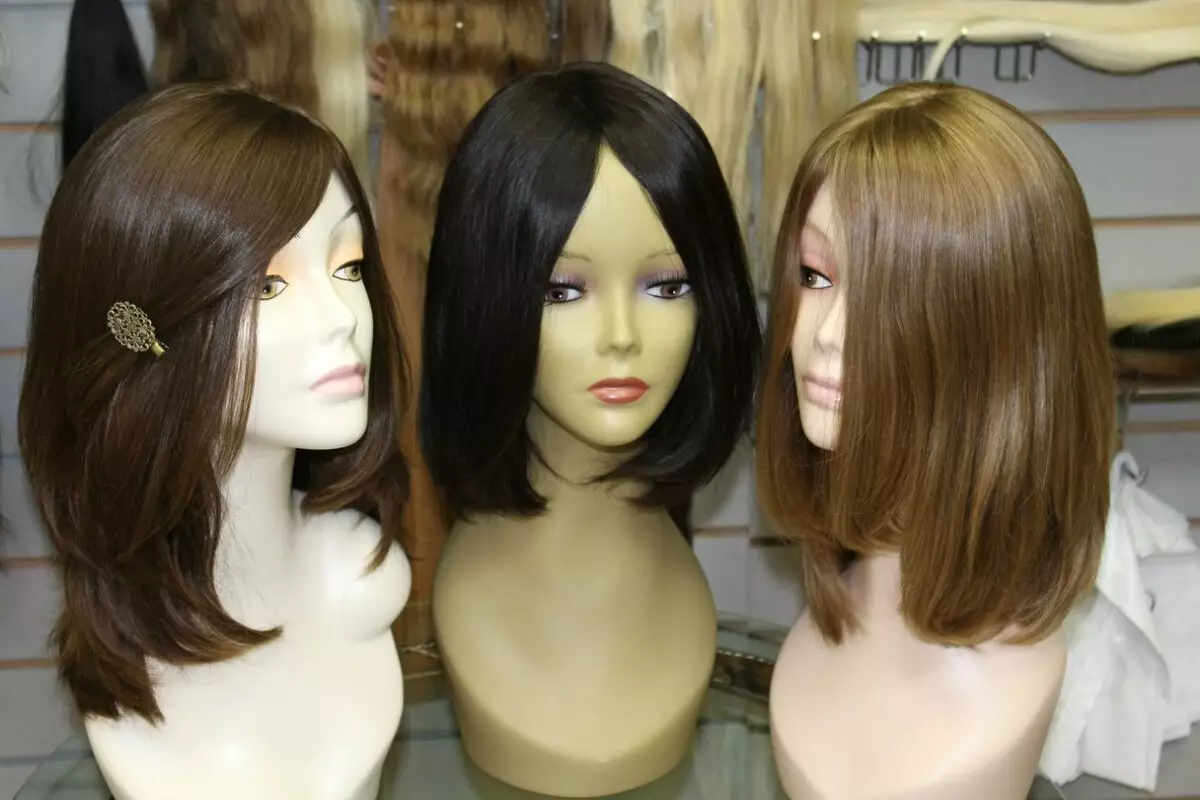 Perrucas (67 fotos): Modelos femininos para cabelos longos e curtos. Descrición xeral de Kara, Afro e Bangs. Como elixir, usar e coidar? 16715_62
