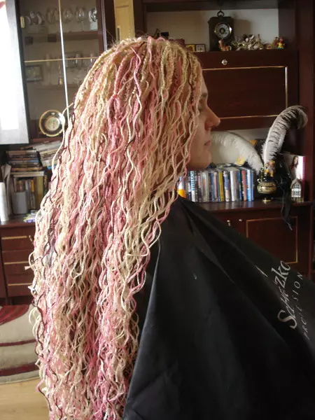 Koshi με ένα Canchelon (44 φωτογραφίες): Πώς να ανεβείτε στο Canchelon σε pigtails; Πώς να πλέκει έγχρωμη τεχνητά μαλλιά; 16726_11