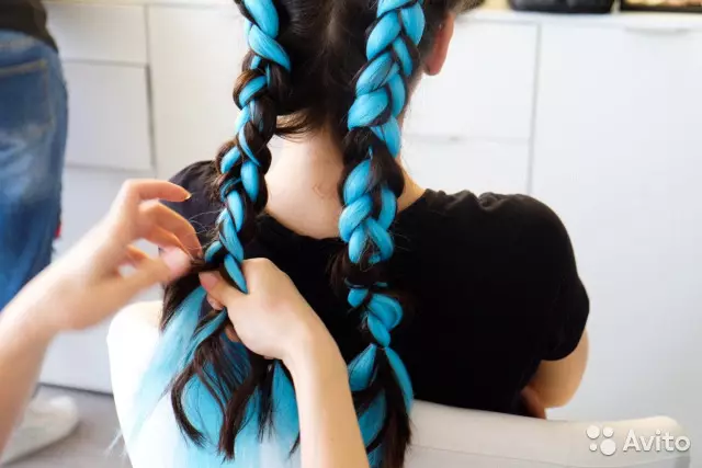 Koshi dengan canchelon (44 foto): Cara memanjat canchelon di kuncir? Bagaimana cara membungkuk rambut buatan berwarna? 16726_28