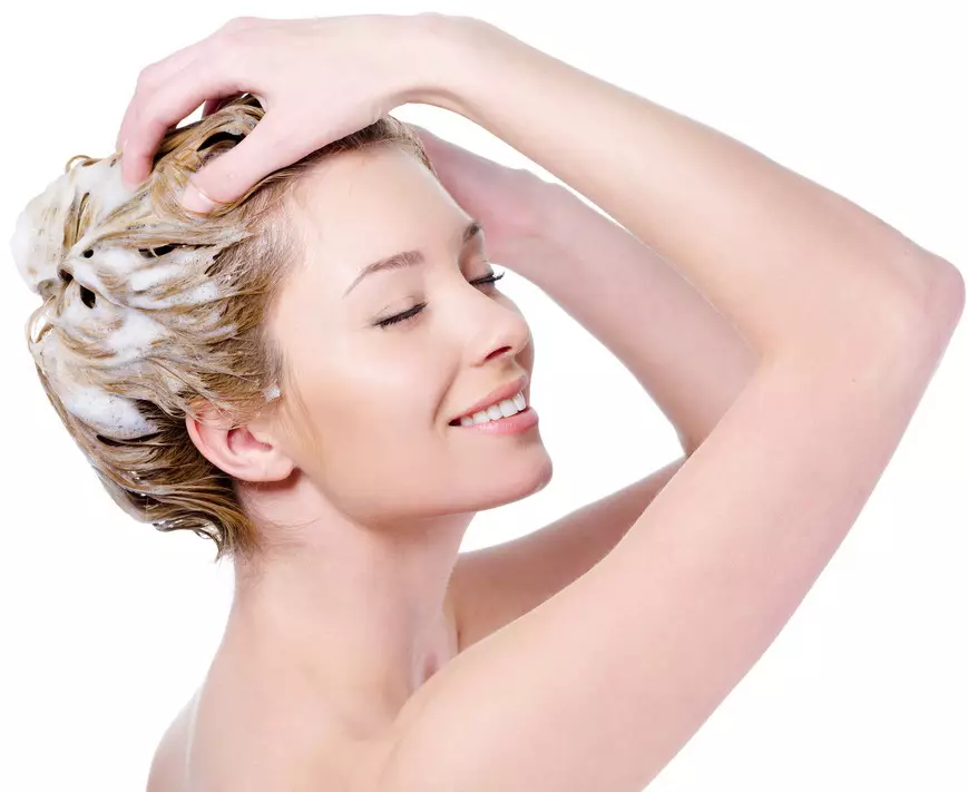 Hiustenhoito Botoxin jälkeen: Milloin ja kuinka paljon voin pestä pään jälkeen Botoxin jälkeen ja kuinka kuivata hiukset? 16739_18