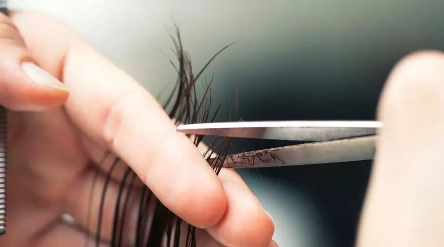 Kujdesi për flokët në shtëpi (82 foto): Këshilla për profesionistët e kujdesit në flokë të pluhurosur dhe të dëmtuar. Çfarë përbërjeje është më e mirë për t'u përdorur? Shqyrtime 16761_11