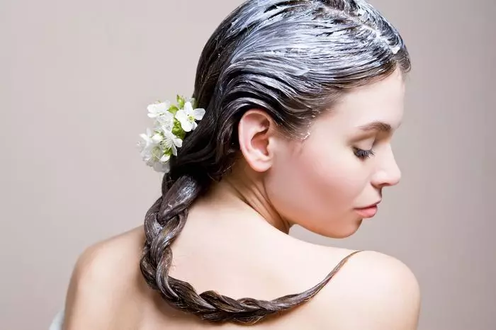 Kujdesi për flokët në shtëpi (82 foto): Këshilla për profesionistët e kujdesit në flokë të pluhurosur dhe të dëmtuar. Çfarë përbërjeje është më e mirë për t'u përdorur? Shqyrtime 16761_12