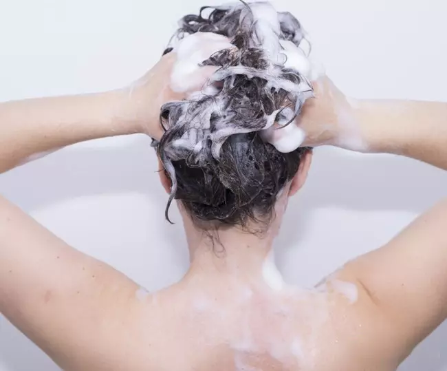 Haarverzorging thuis (82 foto's): tips voor zorgprofessionals in stoffig en beschadigd haar. Welke make-up is beter om te gebruiken? Beoordelingen 16761_20