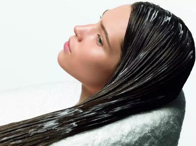 Soins des cheveux à la maison (82 photos): Conseils pour les professionnels de soins dans les cheveux poussiéreux et endommagés. Qu'est-ce que le maquillage est préférable d'utiliser? Commentaires 16761_21