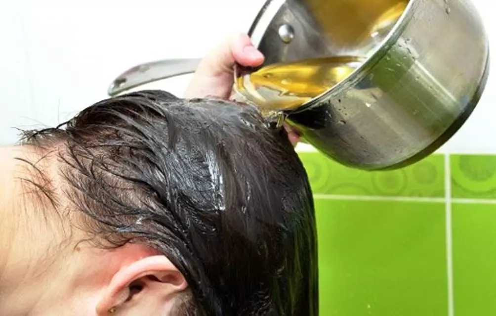 Perawatan rambut di rumah (82 foto): Tips untuk perawatan profesional di rambut yang berdebu dan rusak. Makeup apa yang lebih baik digunakan? Ulasan 16761_22