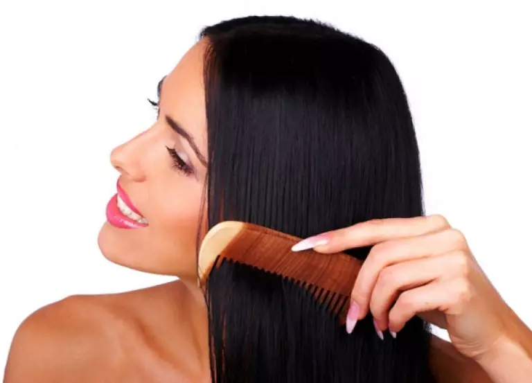 Perawatan rambut di rumah (82 foto): Tips untuk perawatan profesional di rambut yang berdebu dan rusak. Makeup apa yang lebih baik digunakan? Ulasan 16761_49