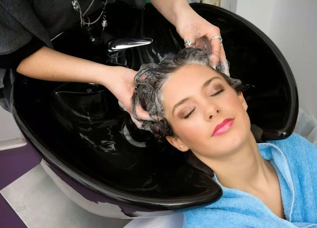 Menjaga rambut nipis: prosedur untuk pemulihan rambut nipis dan jarang di dalam kabin dan di rumah 16765_26