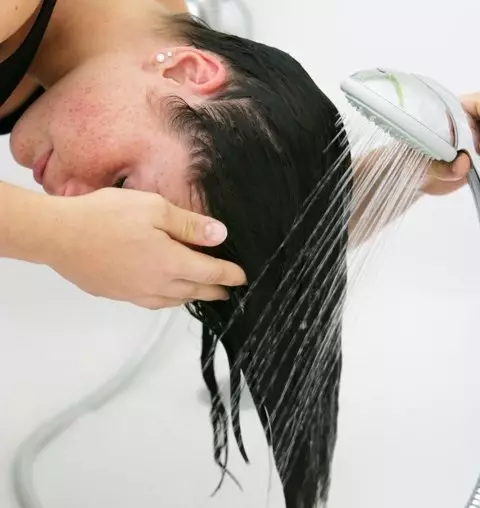 спа косата: Характеристики на грижа за косата с помощта на спа процедури в домашни условия. Как да изберем професионален възстановяване на косата? 16768_20