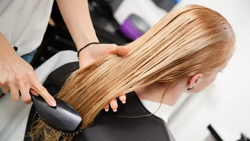 Polishing rambut di rumah: Cara memoles rambut Anda secara mandiri dengan gunting atau mesin tik di rumah? 16772_13