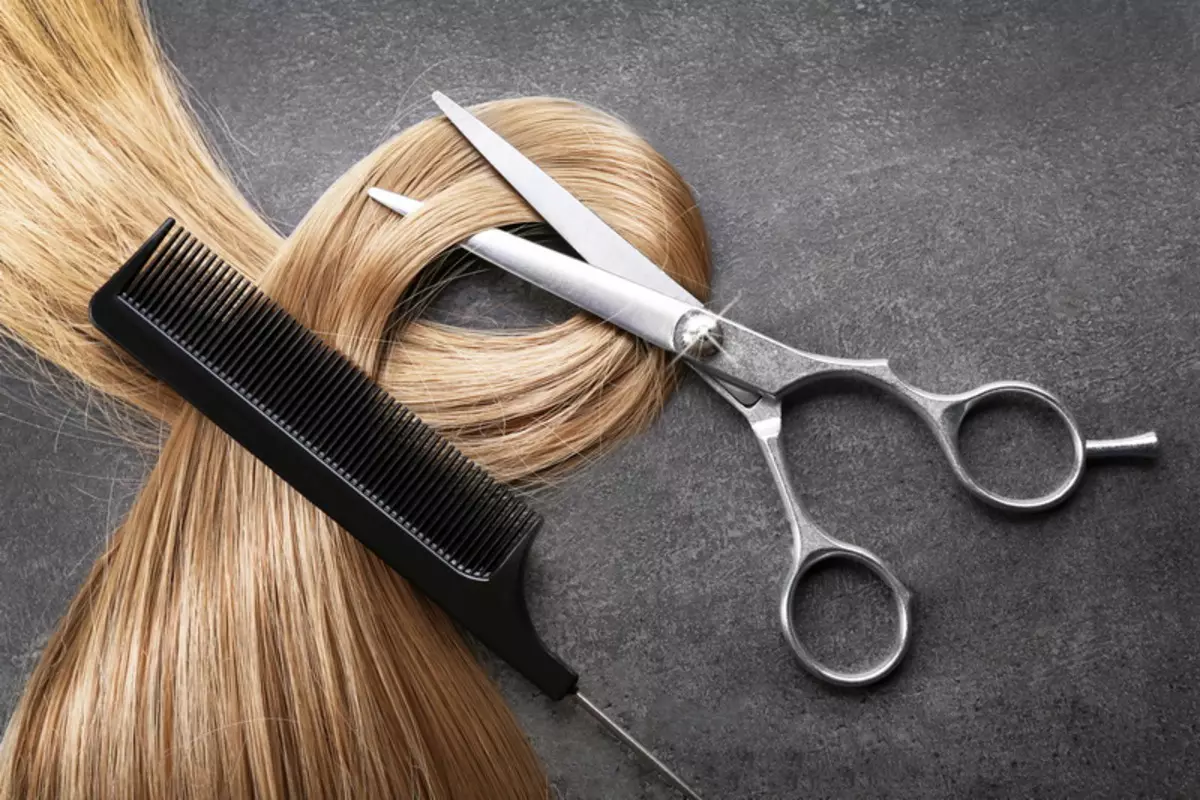 Polissage des cheveux à la maison: Comment polir de manière indépendante vos cheveux avec des ciseaux ou une machine à écrire à la maison? 16772_15