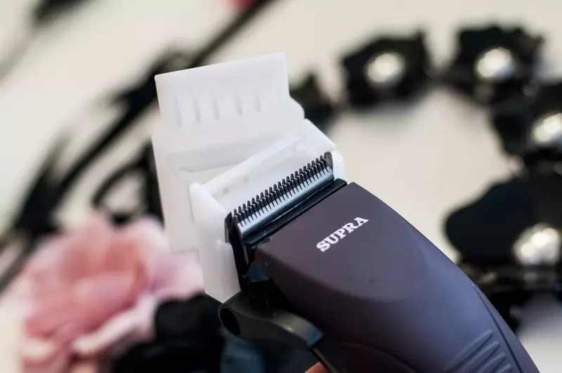 Polerowanie do włosów w domu: jak niezależnie polerować włosy nożyczkami lub maszyną do pisania w domu? 16772_17