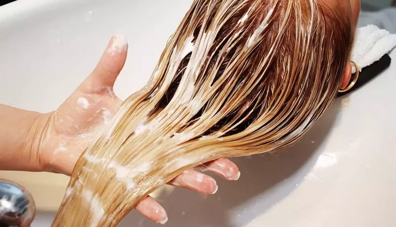 Polissage des cheveux à la maison: Comment polir de manière indépendante vos cheveux avec des ciseaux ou une machine à écrire à la maison? 16772_25