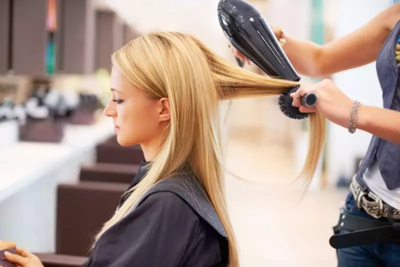 Polishing rambut di rumah: Cara memoles rambut Anda secara mandiri dengan gunting atau mesin tik di rumah? 16772_26