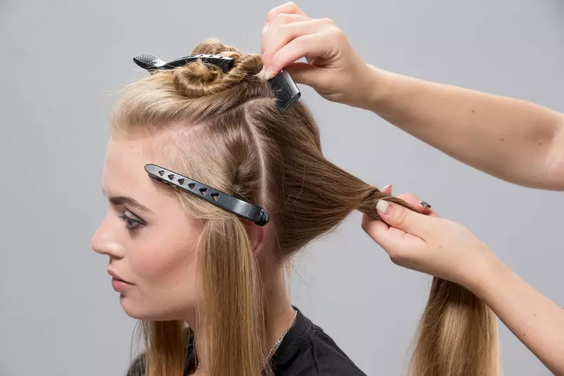 Polerowanie do włosów w domu: jak niezależnie polerować włosy nożyczkami lub maszyną do pisania w domu? 16772_31
