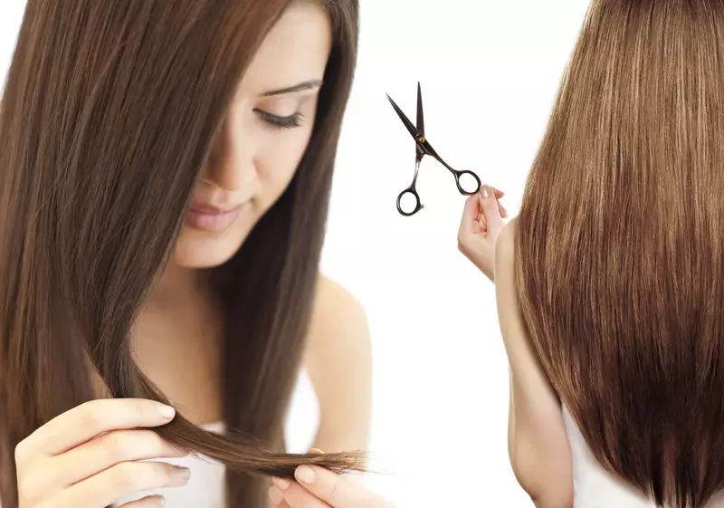 Polissage des cheveux à la maison: Comment polir de manière indépendante vos cheveux avec des ciseaux ou une machine à écrire à la maison? 16772_4