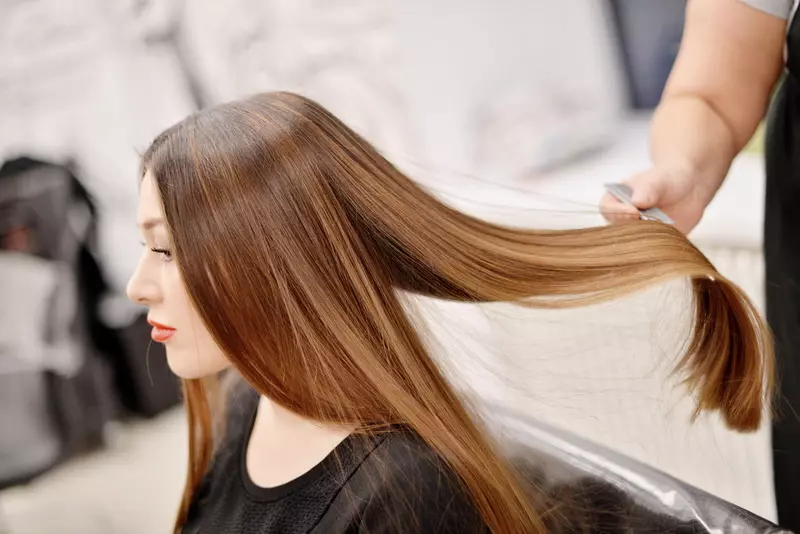 Polishing rambut di rumah: Cara memoles rambut Anda secara mandiri dengan gunting atau mesin tik di rumah? 16772_6