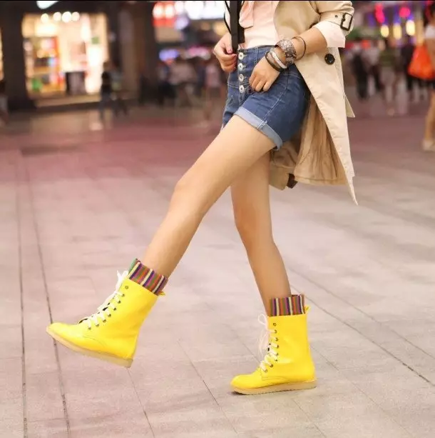 Half-Boots của phụ nữ (76 ảnh): Những gì đang mặc màu trắng, đỏ và các màu khác, cao su và da, mô hình thể thao không có gót chân và những người khác? 1678_42