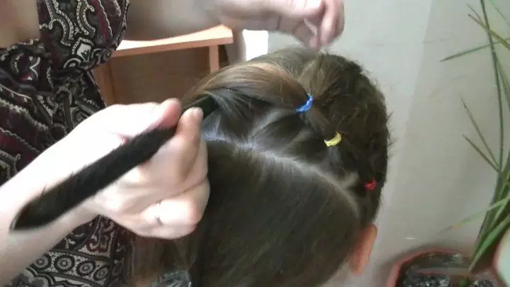 Penteados para cabelos curtos para meninas (67 fotos): penteados infantis bonitos para cabelos líquidos em casa, penteados em um kara para crianças pequenas 16793_11