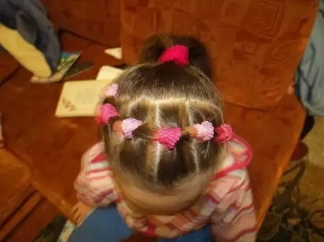Peiteados para cabelos curtos para nenas (67 fotos): Peiteados de nenos fermosos para cabelos líquidos na casa, peiteados nun kara para nenos pequenos 16793_12