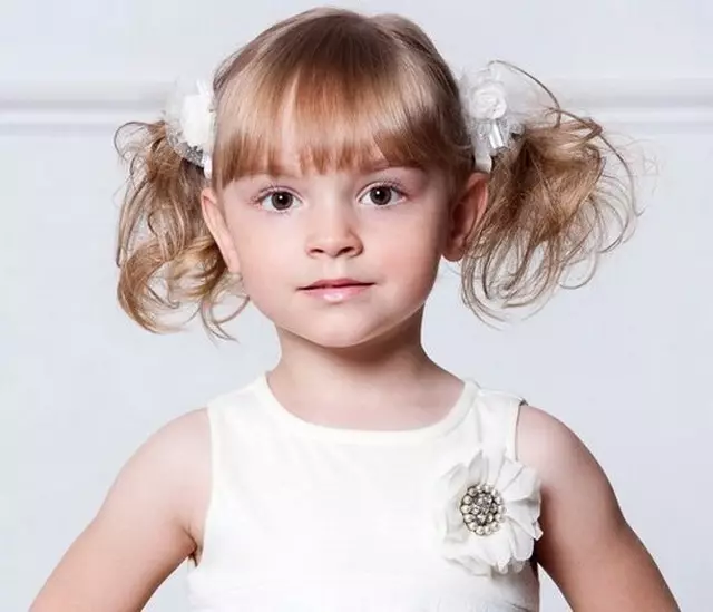 Hairstyles voor kort haar voor meisjes (67 foto's): mooie kinderkapsels voor vloeibaar haar thuis, kapsels op een Kara voor kleine kinderen 16793_13