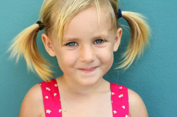 Účesy na krátké vlasy pro dívky (67 fotografií): Krásné dětské účesy pro tekuté vlasy doma, účesy na kaři pro malé děti 16793_14