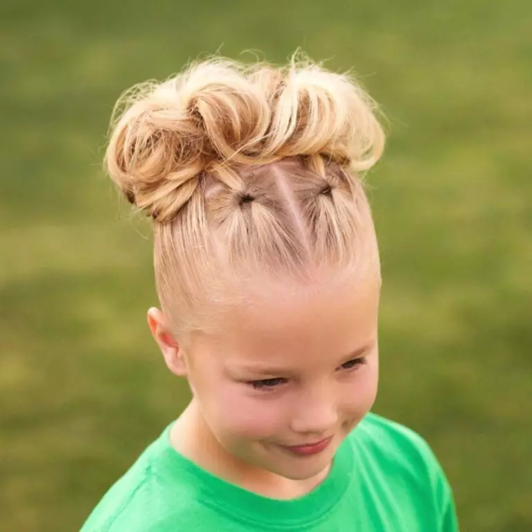 Fodrászok rövid hajjához a lányoknak (67 fotók): gyönyörű gyermek frizurák a folyékony hajra otthon, frizurák egy kara kisgyermekek számára 16793_15