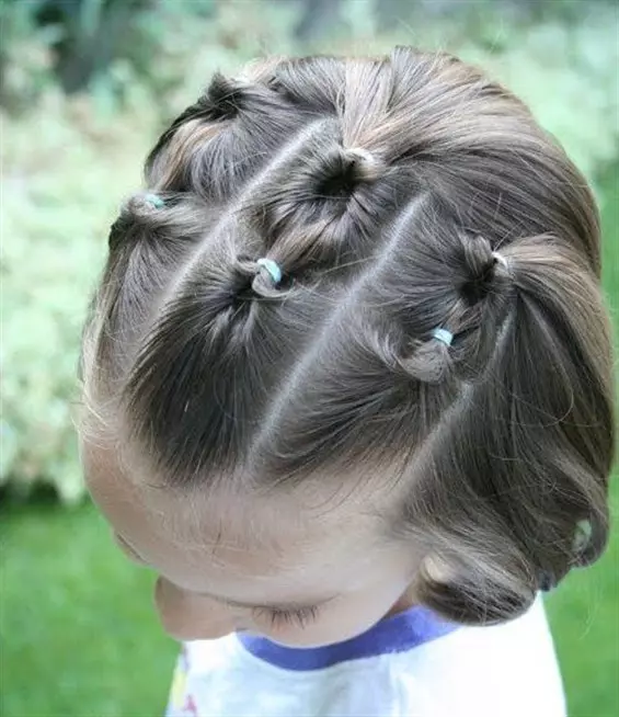 Frisyrer för kort hår för tjejer (67 foton): Vackra barns frisyrer för flytande hår hemma, frisyrer på en kara för små barn 16793_16