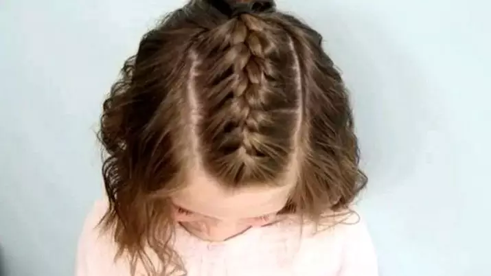 Penteados para cabelos curtos para meninas (67 fotos): penteados infantis bonitos para cabelos líquidos em casa, penteados em um kara para crianças pequenas 16793_19