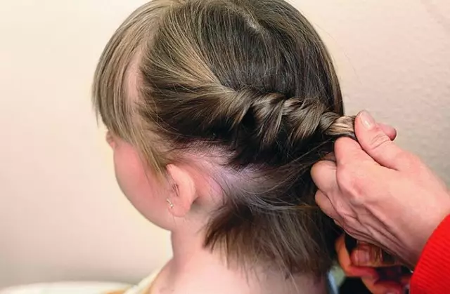 Fryzury na krótkie włosy dla dziewczyn (67 zdjęć): piękne fryzury dla dzieci do płynnych włosów w domu, fryzury na Kara dla małych dzieci 16793_21