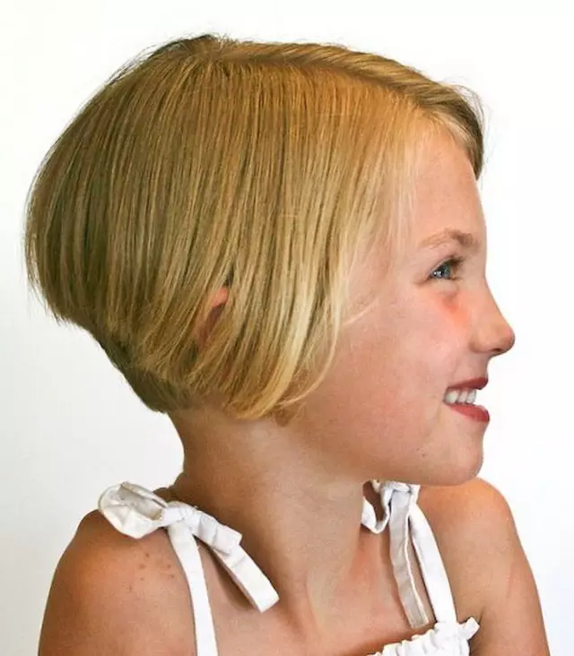 Penteados para cabelos curtos para meninas (67 fotos): penteados infantis bonitos para cabelos líquidos em casa, penteados em um kara para crianças pequenas 16793_30