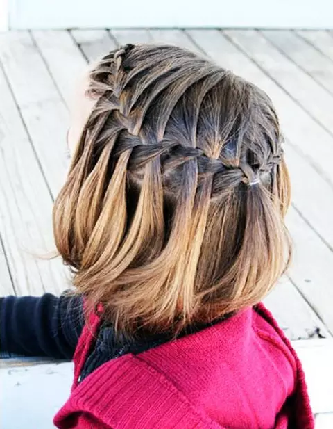 Penteados para cabelos curtos para meninas (67 fotos): penteados infantis bonitos para cabelos líquidos em casa, penteados em um kara para crianças pequenas 16793_41