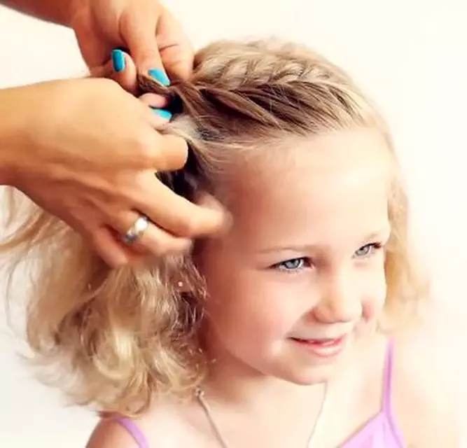 Penteados para cabelos curtos para meninas (67 fotos): penteados infantis bonitos para cabelos líquidos em casa, penteados em um kara para crianças pequenas 16793_44