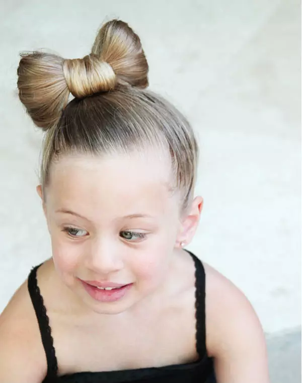 Hairstyles voor kort haar voor meisjes (67 foto's): mooie kinderkapsels voor vloeibaar haar thuis, kapsels op een Kara voor kleine kinderen 16793_46