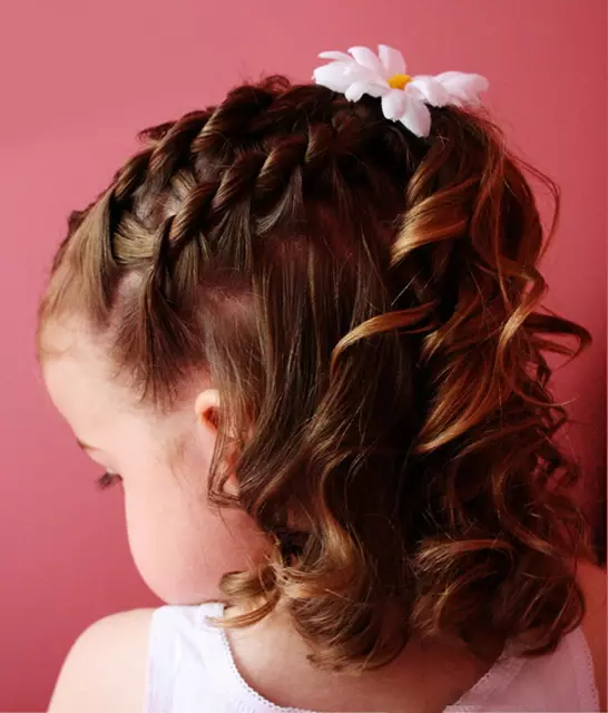 Šukuosena trumpiems plaukams mergaitėms (67 nuotraukos): gražūs vaikų šukuosena skystoms plaukams namuose, šukuosena ant mažų vaikų kara 16793_49