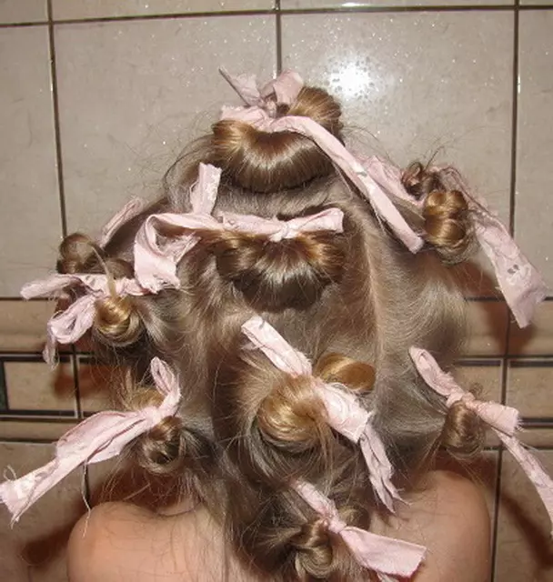 Frisyrer för kort hår för tjejer (67 foton): Vackra barns frisyrer för flytande hår hemma, frisyrer på en kara för små barn 16793_51