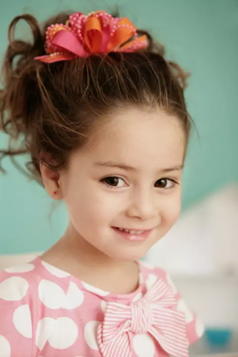 Účesy na krátké vlasy pro dívky (67 fotografií): Krásné dětské účesy pro tekuté vlasy doma, účesy na kaři pro malé děti 16793_52