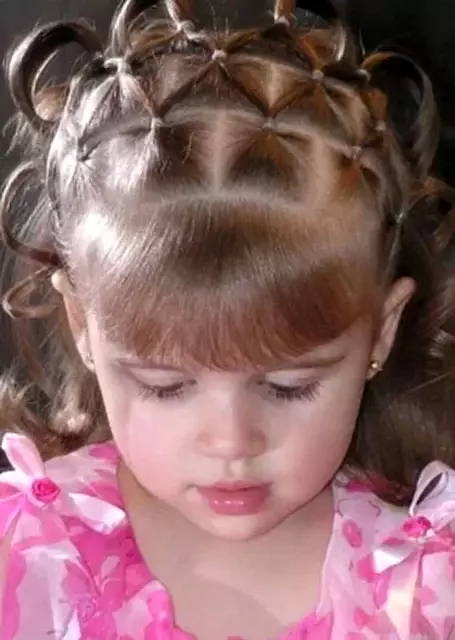 Frisyrer för kort hår för tjejer (67 foton): Vackra barns frisyrer för flytande hår hemma, frisyrer på en kara för små barn 16793_54