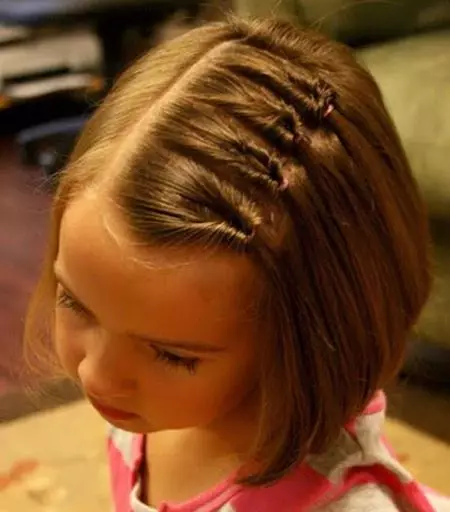 Pentinats per als cabells curt per a les nenes (67 fotos): pentinats dels nens bonics per al cabell líquid a la llar, els pentinats en una kara per als nens petits 16793_62