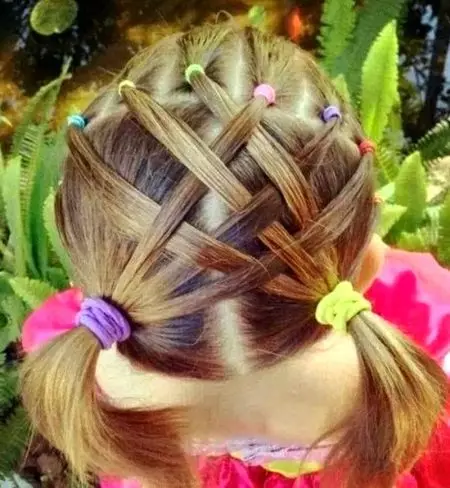 Fryzury na krótkie włosy dla dziewczyn (67 zdjęć): piękne fryzury dla dzieci do płynnych włosów w domu, fryzury na Kara dla małych dzieci 16793_63