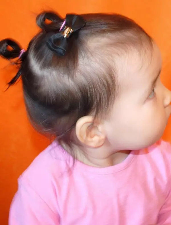 Hairstyles voor kort haar voor meisjes (67 foto's): mooie kinderkapsels voor vloeibaar haar thuis, kapsels op een Kara voor kleine kinderen 16793_8