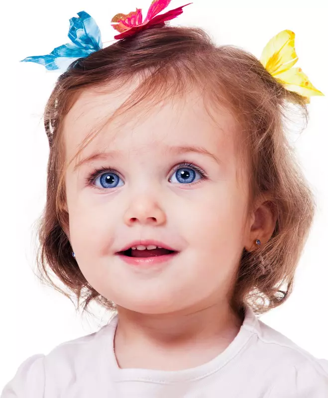 Frisyrer för kort hår för tjejer (67 foton): Vackra barns frisyrer för flytande hår hemma, frisyrer på en kara för små barn 16793_9